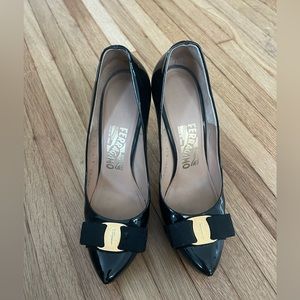 Salvatore Ferragamo Vera Bow Pump with Rilly Bow Size 8.